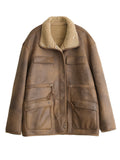 Cappotto reversibile in pelle scamosciata e lana di agnello da donna Valstrend, stile moto, dettaglio interno e finiture.