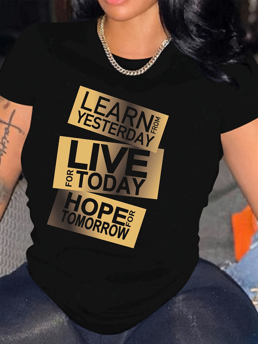 T-shirt donna Valstrend con stampa lettera, maniche corte e scollo rotondo, casual per primavera e estate.