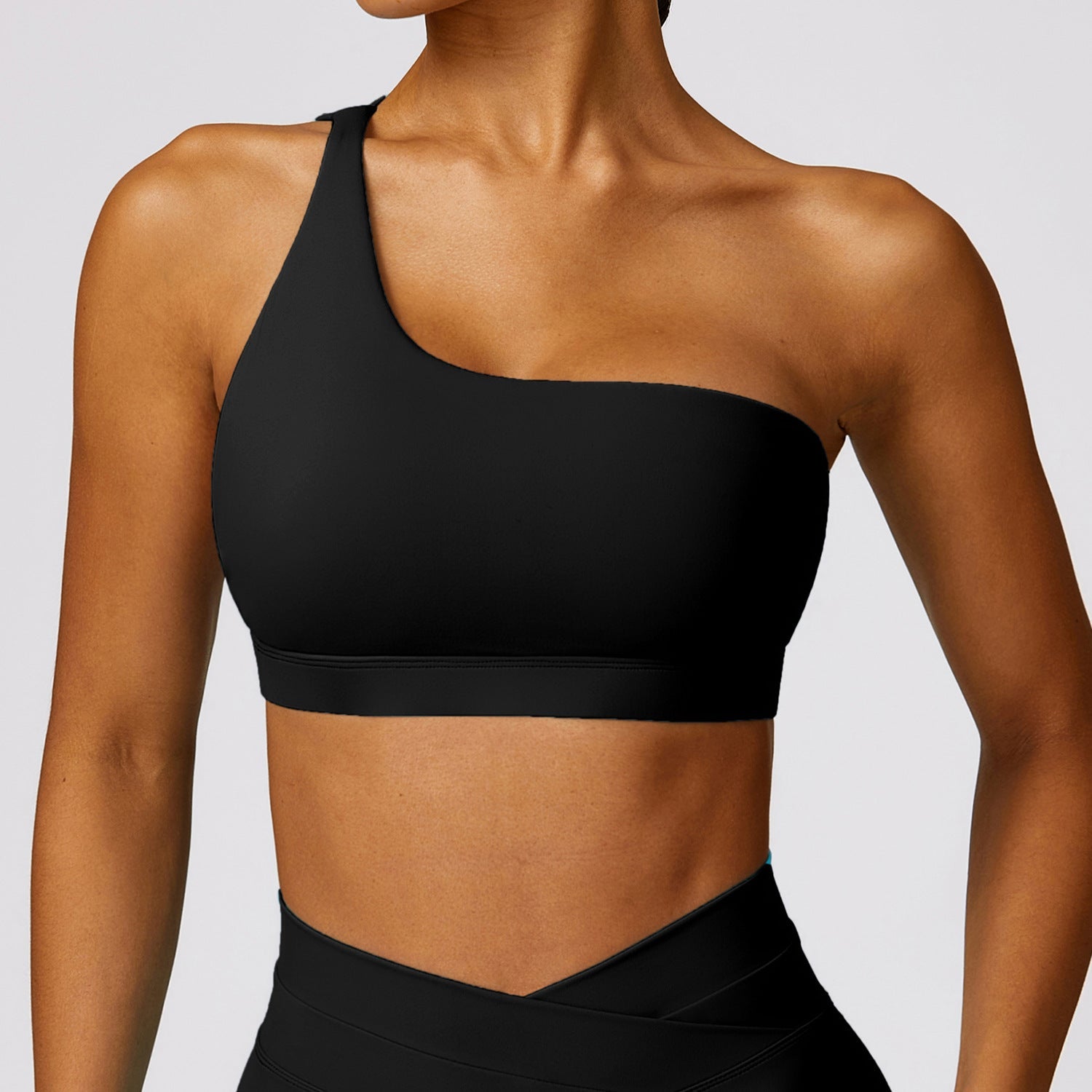 Reggiseno da yoga one-shoulder femminile Valstrend con schiena aperta, tessuto asciugatura rapida per allenamenti e workout.