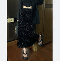 Gonna di moda femminile con paillettes, stile heavy industry, marca Valstrend, mostra la gonna lucente e ricca di dettagli.