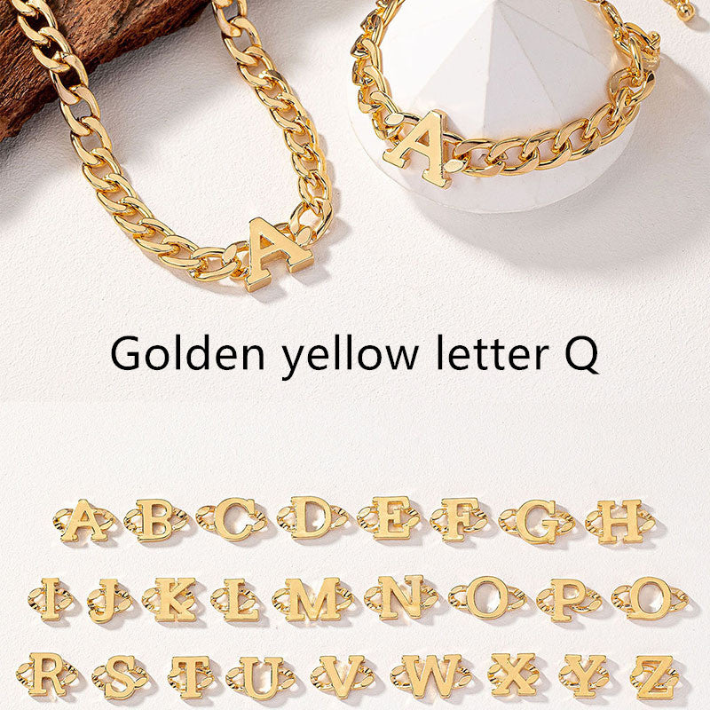 Set di bracciali e collana con lettere di Valstrend, accessorio moda femminile con pendenti a lettere in metallo dorato.