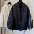Giacca donna elegante in cotone imbottito stile retrò, moda Valstrend, con dettagli classici e calore invernale.
