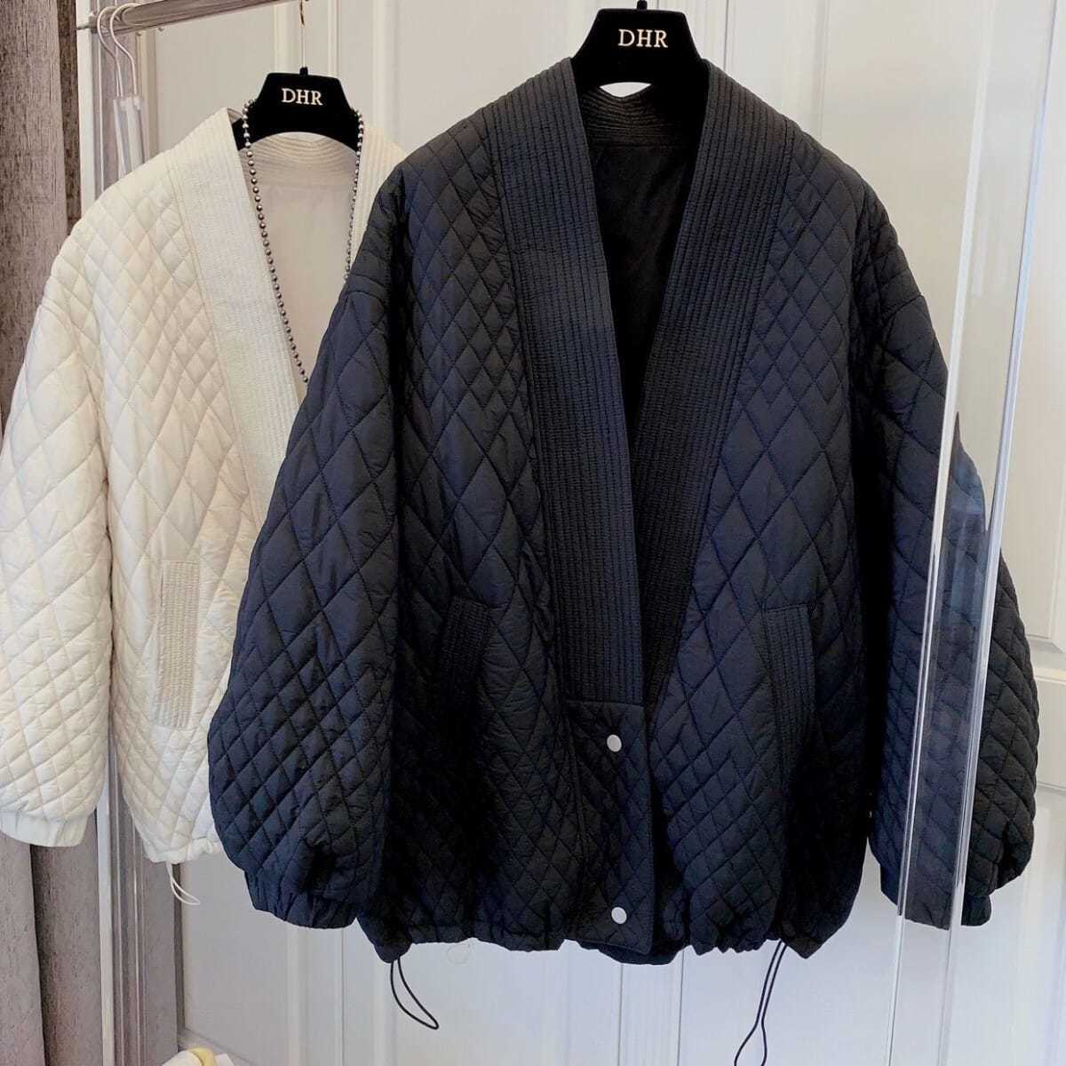 Giacca donna elegante in cotone imbottito stile retrò, moda Valstrend, con dettagli classici e calore invernale.