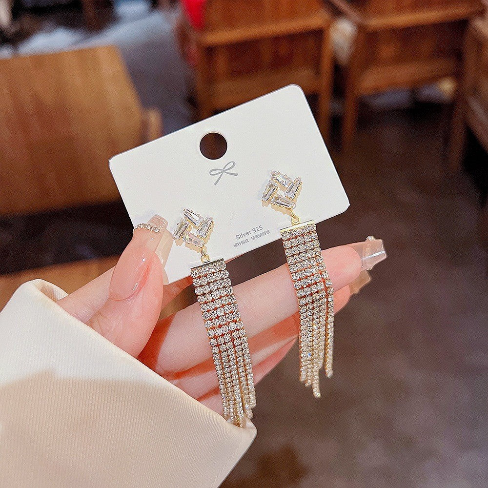 Orecchini eleganti in argento sterling con perle di lusso, design leggero e raffinato, perfetti per uno stile sofisticato e femminile.