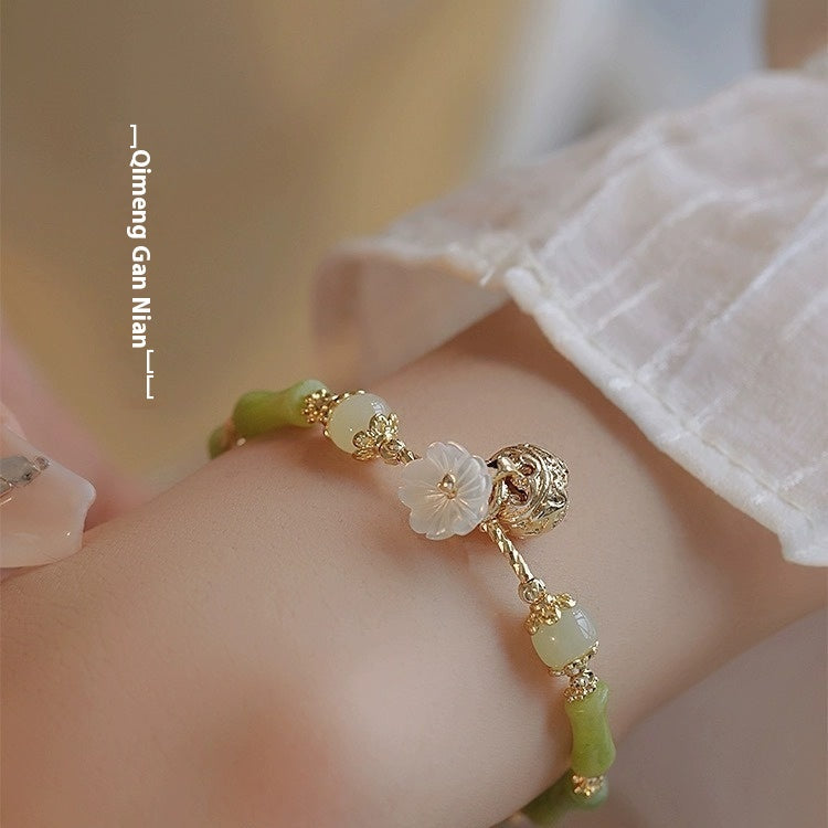 Bracciale femminile in bamboo Olivine di Valstrend, elegante braccialetto a campana in stile leggero e lusso naturale.