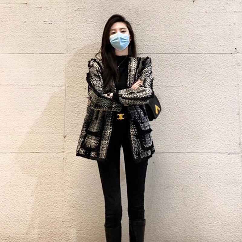 Cappotto nero in lana con fodera in pile a quadri di lunghezza media, stile Valstrend shop, vista frontale.