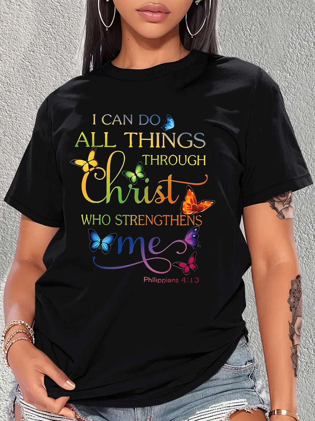 T-shirt donna a maniche corte Valstrend con stampa farfalla colorata, citazione ispiratrice e collo rotondo casual.