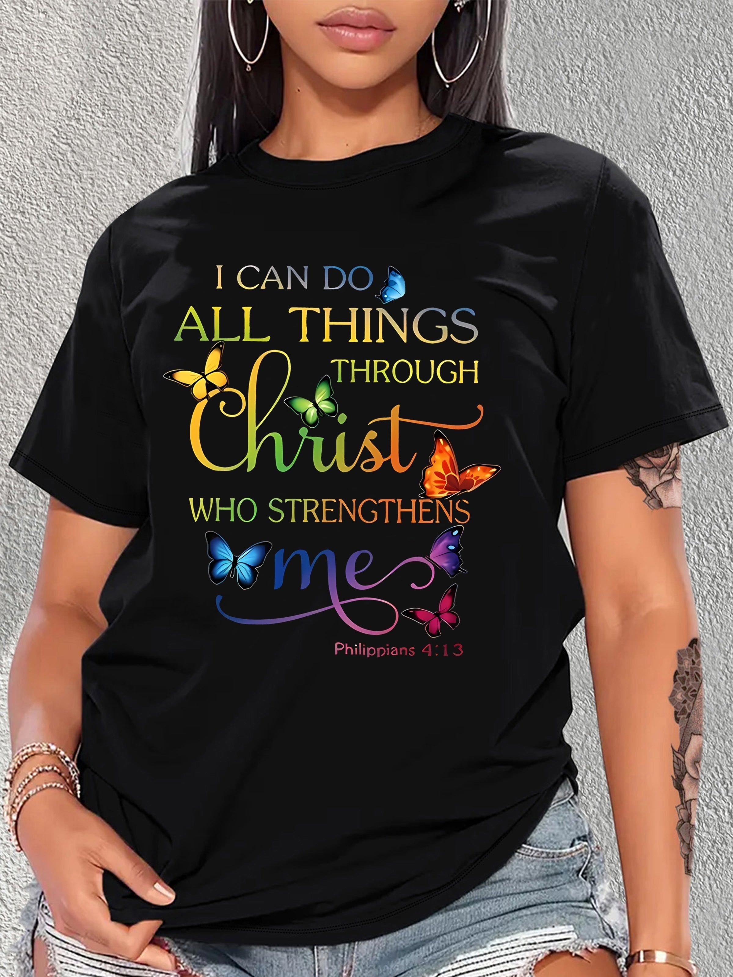 T-shirt donna a maniche corte Valstrend con stampa farfalla colorata, citazione ispiratrice e collo rotondo casual.