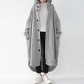 Cappotto trench moda donna Valstrend, tessuto classico color beige, con cintura e revers, stile elegante e sofisticato.