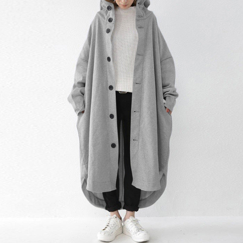 Cappotto trench moda donna Valstrend, tessuto classico color beige, con cintura e revers, stile elegante e sofisticato.