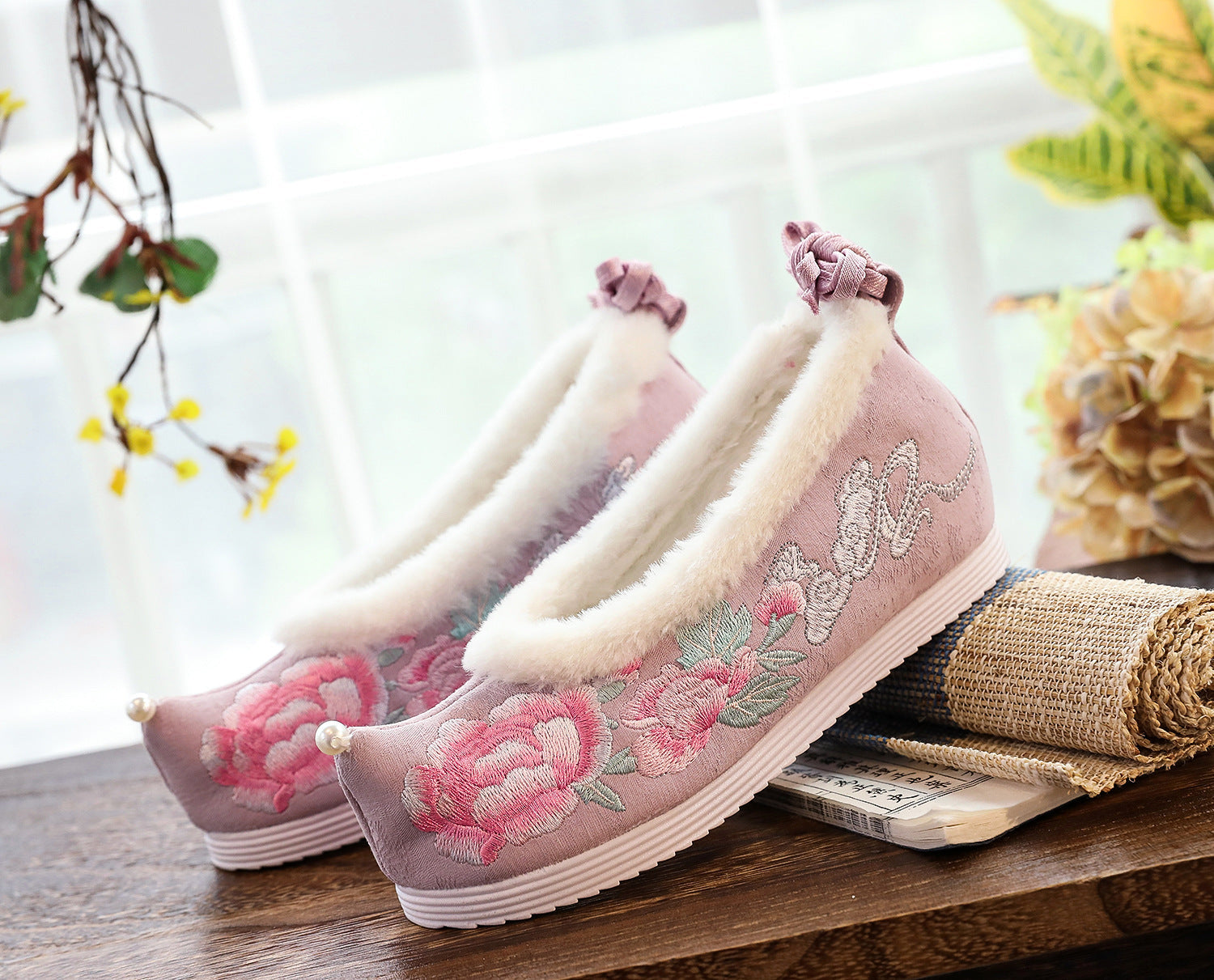 Scarpe femminili antiche in cotone ricamato, stile tradizionale, con dettagli decorativi colorati, di marca Valstrend.