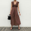 Vestito senza maniche con scollo a V per donna, abito in tinta unita Valstrend, vista frontale elegante e leggero.