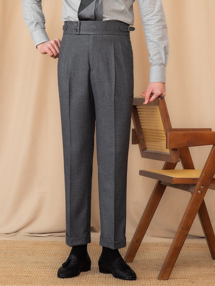 Pantaloni uomo casual in tessuto con vita alta regolabile e fibbia, stile dritto e comodo, marca Valstrend shop.