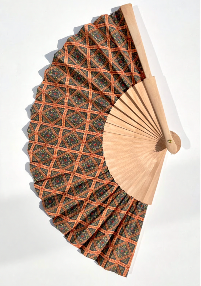 Eventail Lisboa in bambù di Bambù Artisanat, con dettagli artigianali e design elegante, visibile aperto con motivi tradizionali.