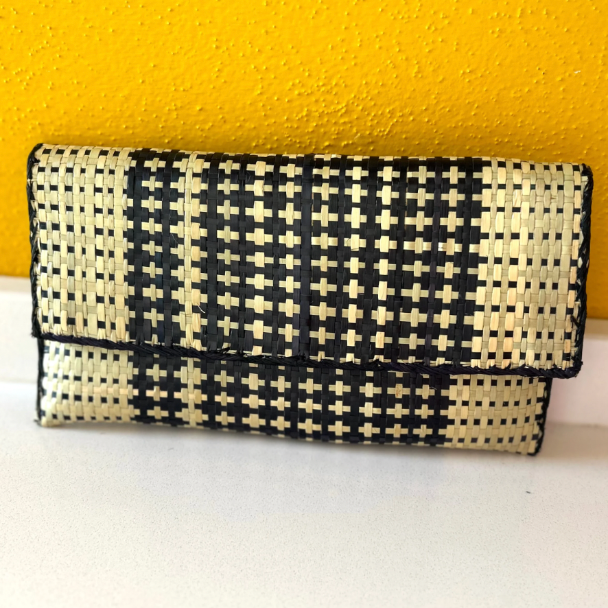 Pochette AMPAHA di Bambù Artisanat, elegante borsa in bambù con dettagli artigianali, vista frontale.