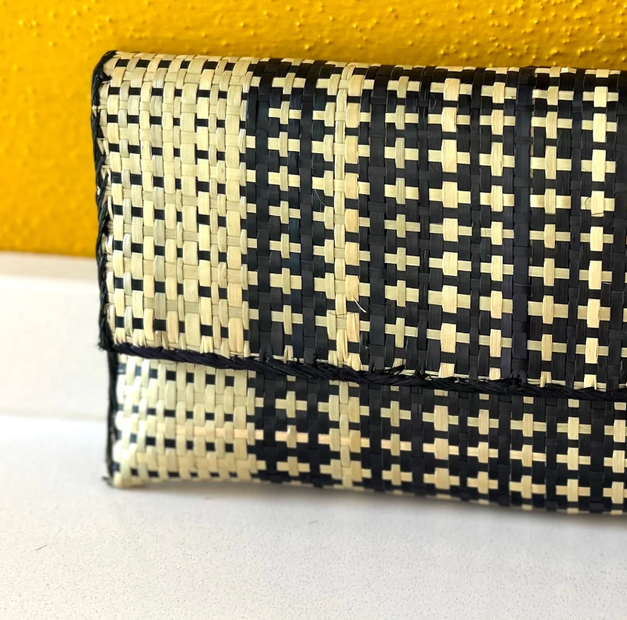 Pochette AMPAHA di Bambù Artisanat, elegante borsa in bambù con dettagli artigianali, ideale per occasioni speciali.