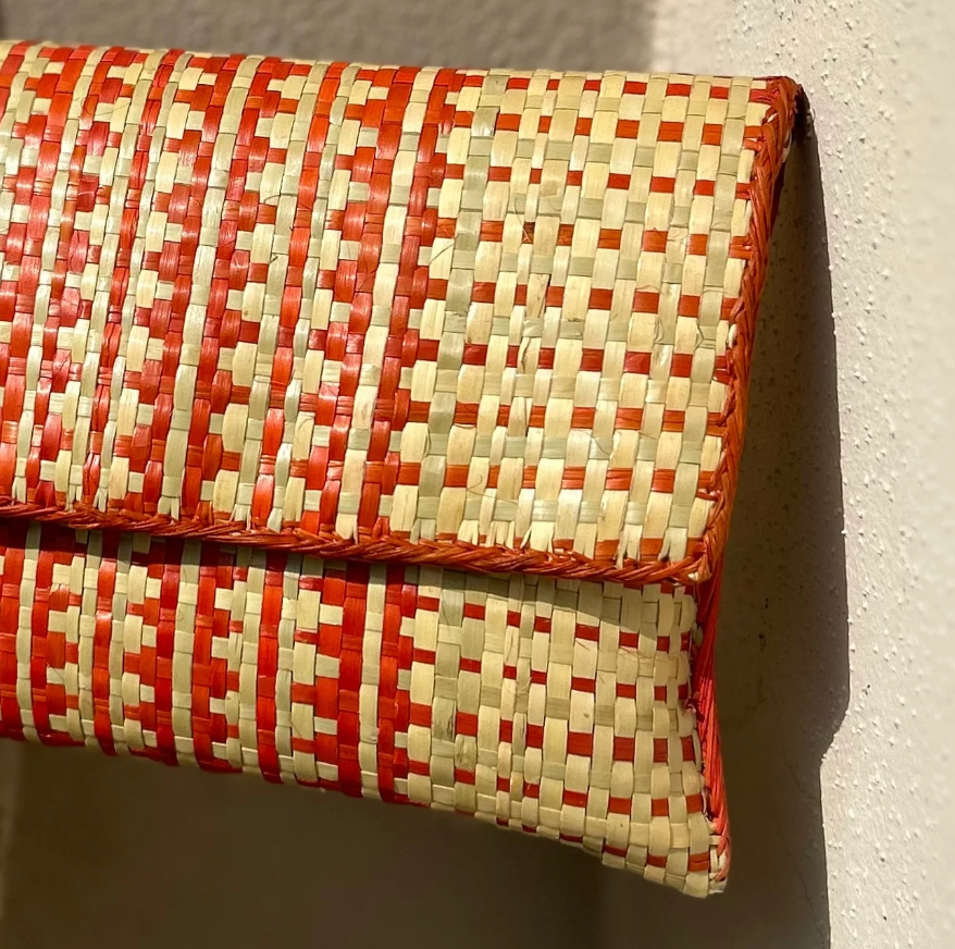 Pochette KALIE di Bambù Artisanat, elegante borsa in bambù con dettagli artigianali, vista frontale con chiusura.