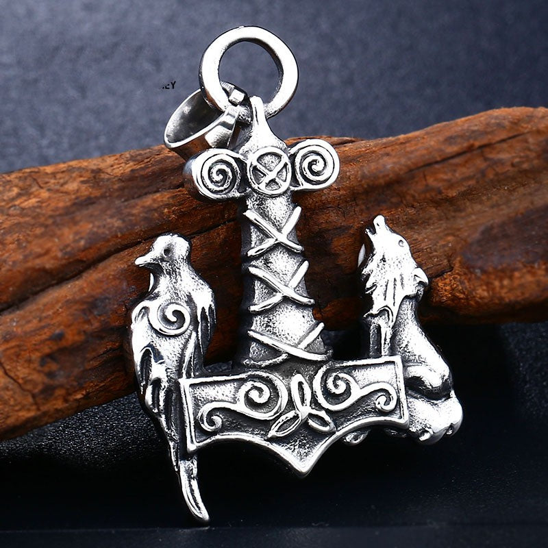 Collana con pendente in acciaio inossidabile a forma di lupo, gioiello Valstrend shop, dettaglio elegante e robusto