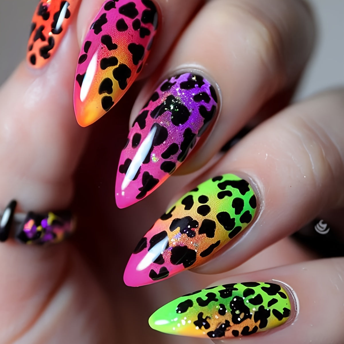 Set di unghie finte Valstrend con 24 smalti press-on a forma di mandorla, effetto leopardo gradiente e glitter, lunghezza media lucida