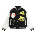 Asciugamano con ricamo a fiamma e lettere spesse, in stile uniforme da baseball, di marca Valstrend shop, con dettagli colorati.