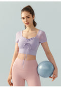 T-shirt da yoga slim fit con maniche corte e protezioni sul petto, donna, marca Valstrend, tessuto leggero e comodo.
