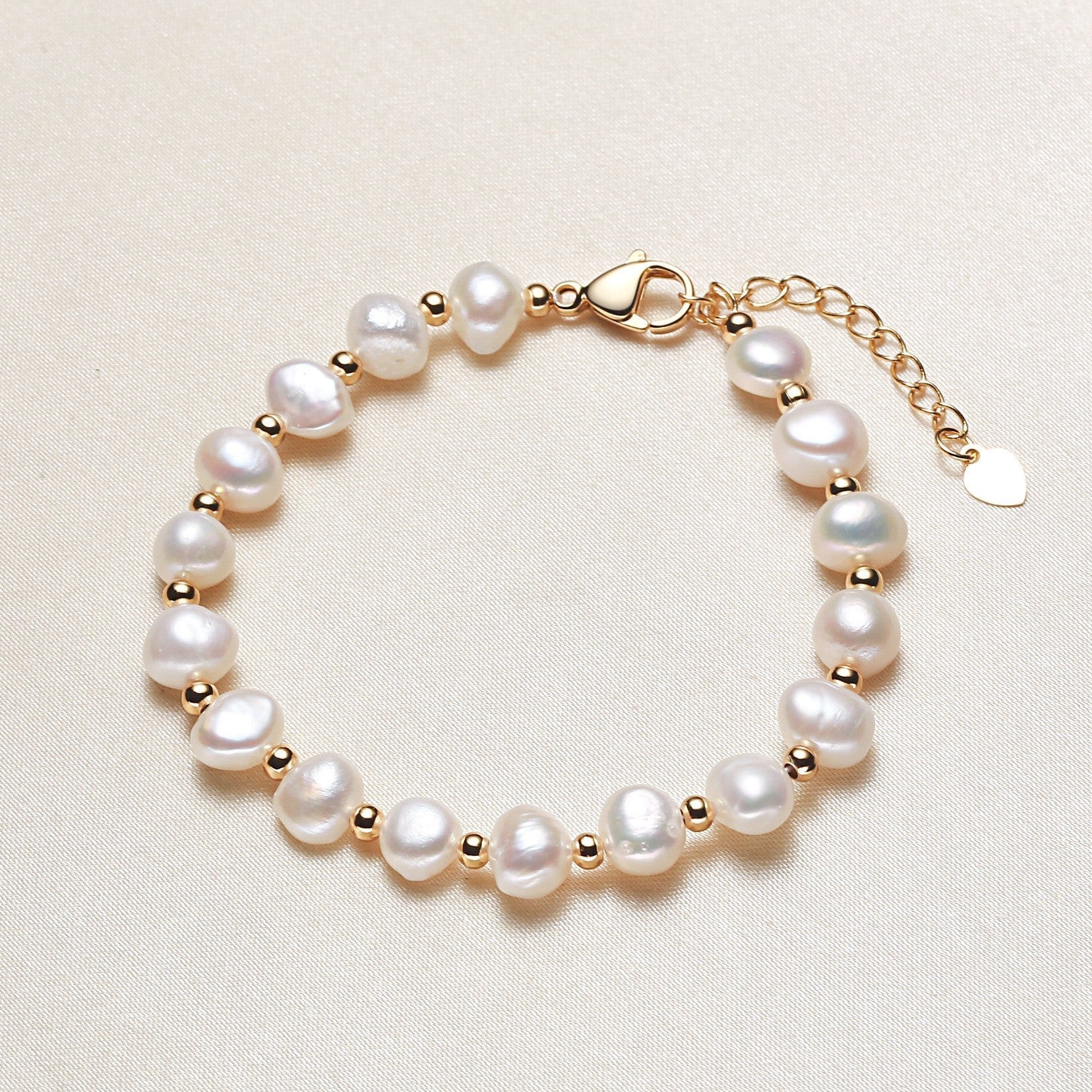 Bracciale casual da donna Valstrend con perle d'acqua dolce a forma fresca e raffinata, perfetto per un look elegante e semplice.