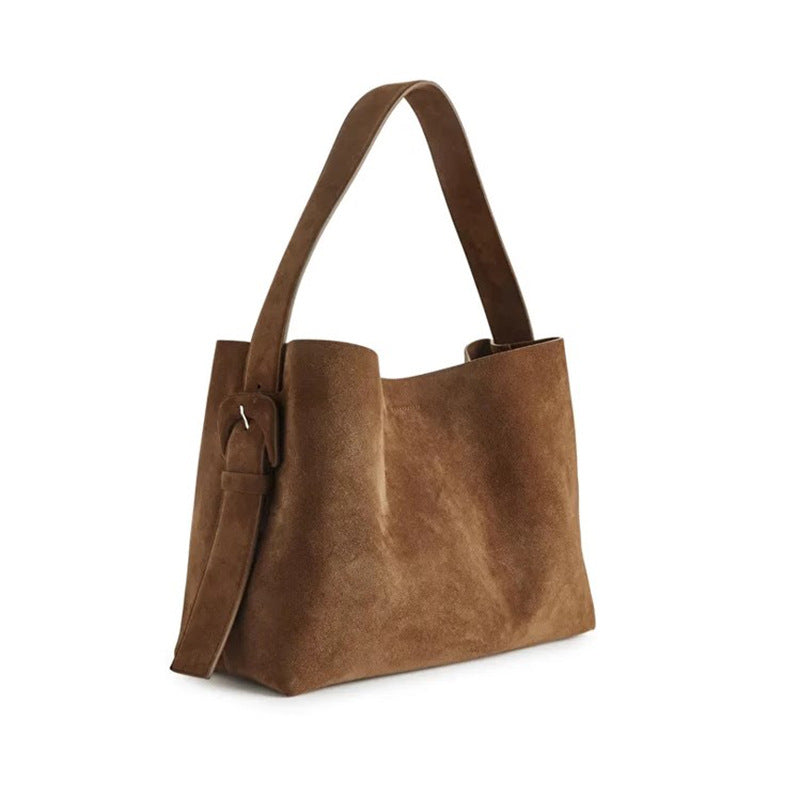Borsa a secchiello Valstrend in pelle scamosciata con tracolla regolabile e fibbia decorativa, design speciale e stile moderno.