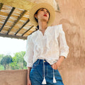 Camicia bianca francese con maniche a sbuffo e taglio piccolo, stile Valstrend, da donna, vista frontale su sfondo neutro.