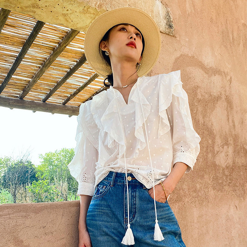 Camicia bianca francese con maniche a sbuffo e taglio piccolo, stile Valstrend, da donna, vista frontale su sfondo neutro.