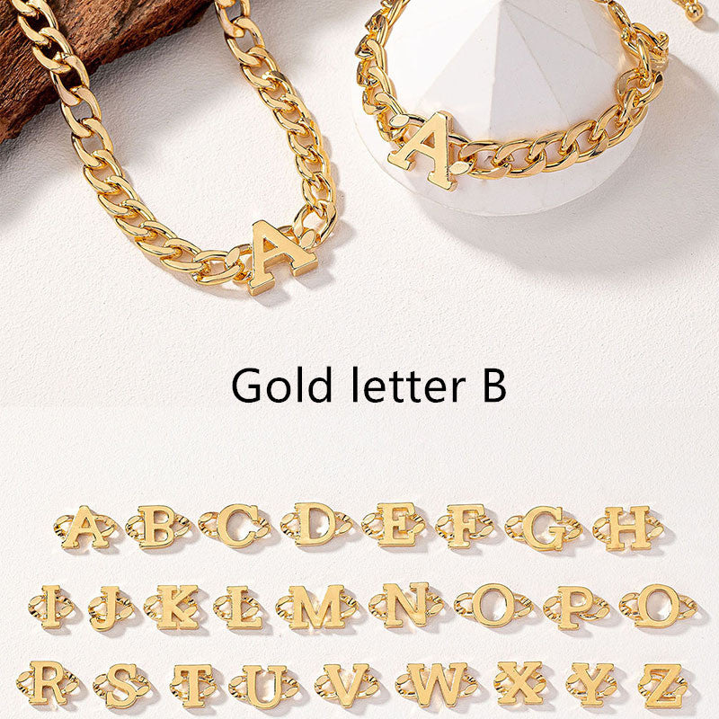 Set di bracciale e collana con lettere di Valstrend, accessorio moda femminile con charms alfabetici e design elegante.