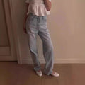 Jeans da donna in cotone Valstrend shop, pantaloni casual con tasche e vita alta, indossati con camicia bianca.