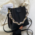 Borsa a tracolla donna Valstrend con design a secchiello, catena e tessuto texturizzato, stile moda e pratico.