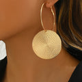 Orecchini a cerchio geometrici di Valstrend, stile chic e versatile, perfetti per look casual o party, in metallo lucido.