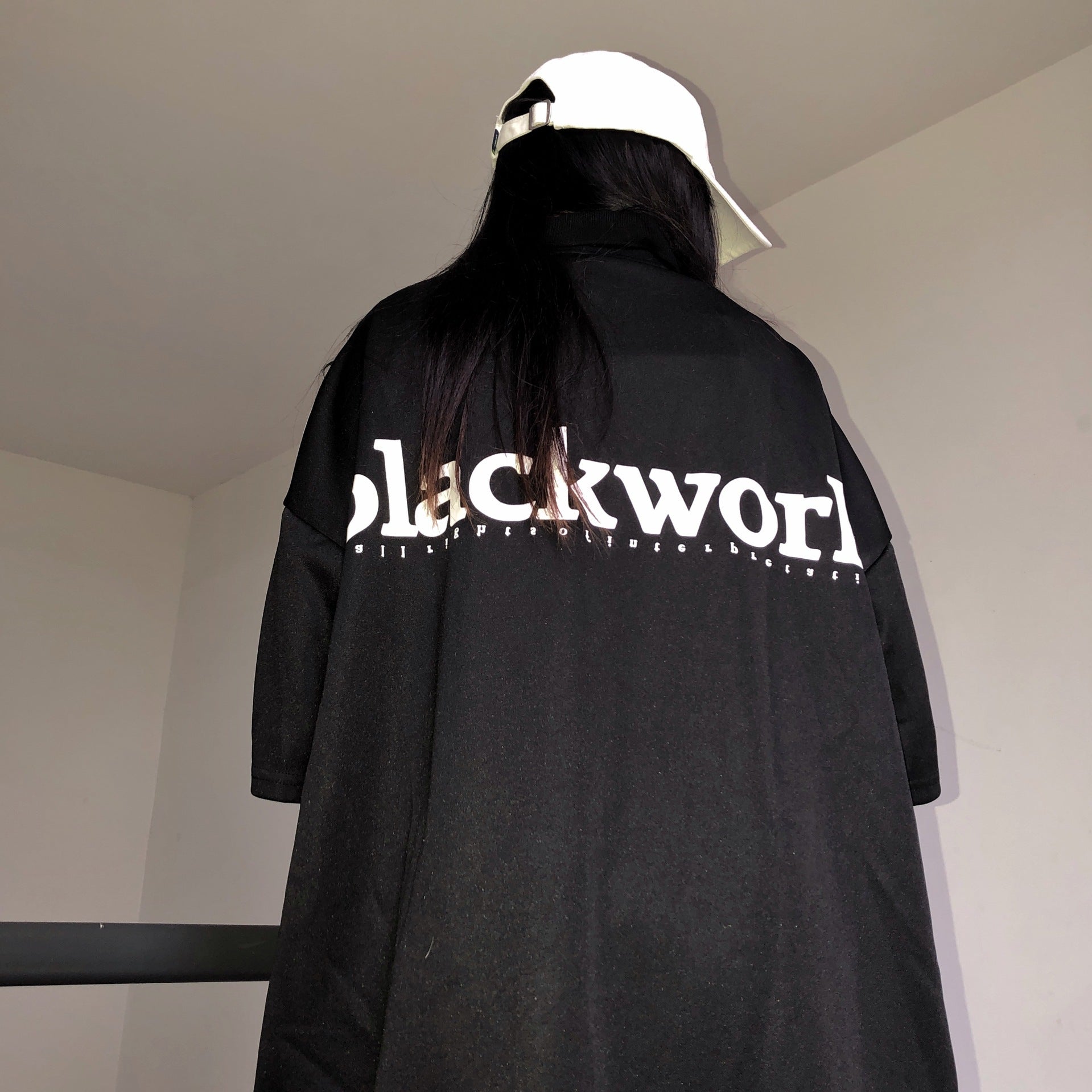 Maglietta a maniche corte oversize Valstrend con lettere ricamate in stile retrò, tessuto morbido e comodo.