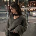 Maglione rosso autunno-inverno da donna Valstrend, vestibilità ampia e morbida, indossato come capo esterno casual.