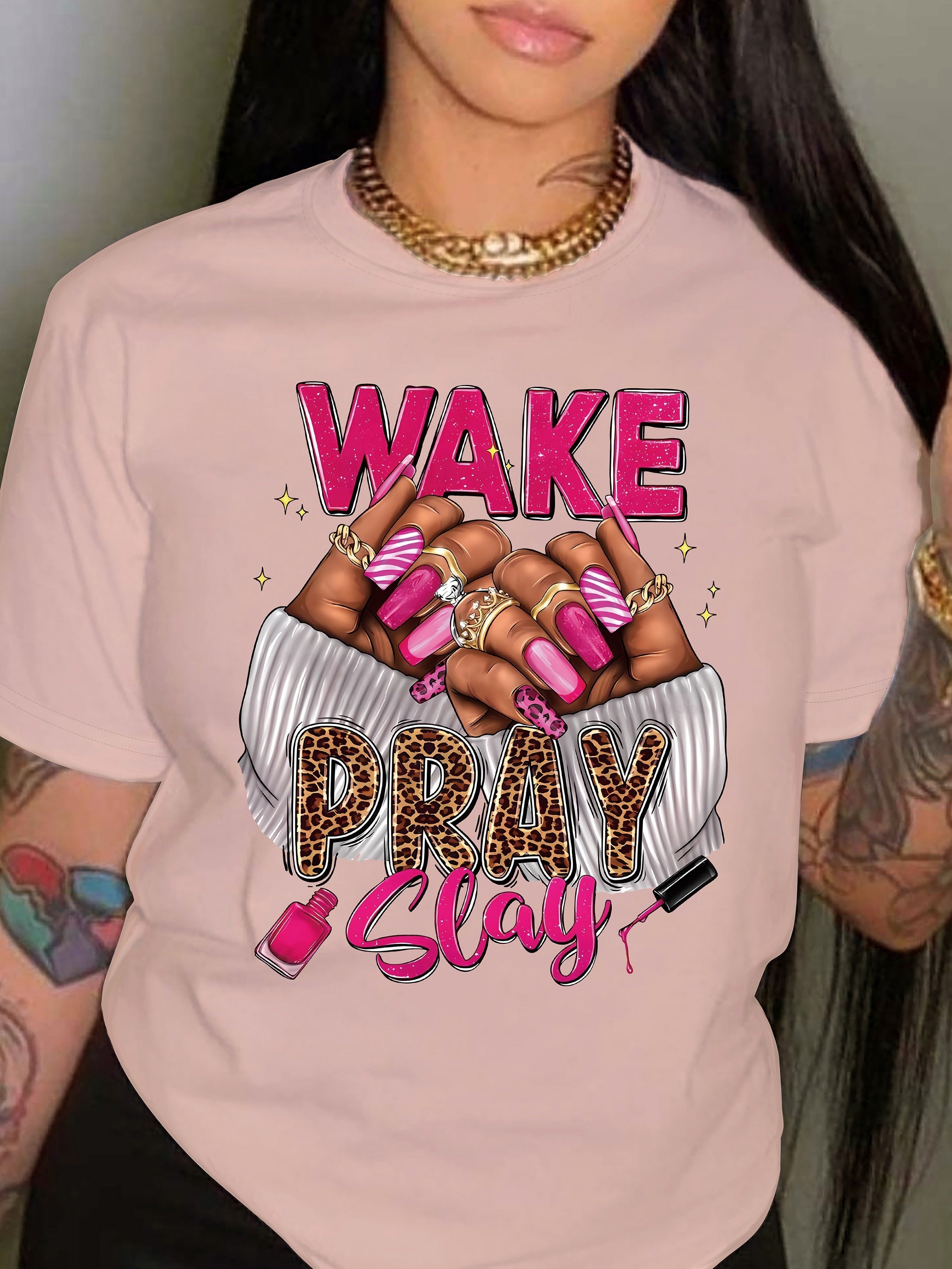 Maglietta donna Valstrend con stampa grafica, maniche corte e collo rotondo, ideale per primavera ed estate, abbigliamento casual.