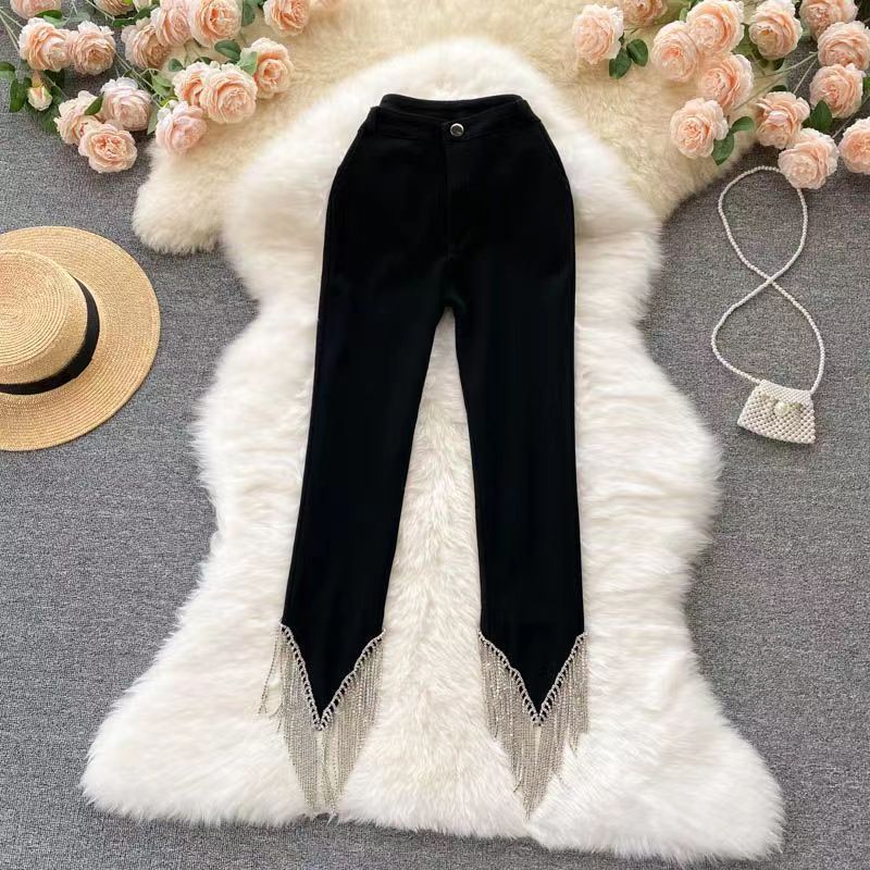 Pantaloni skinny da donna in design Sense con catena diamantata, in tessuto nero, look elegante e alla moda.