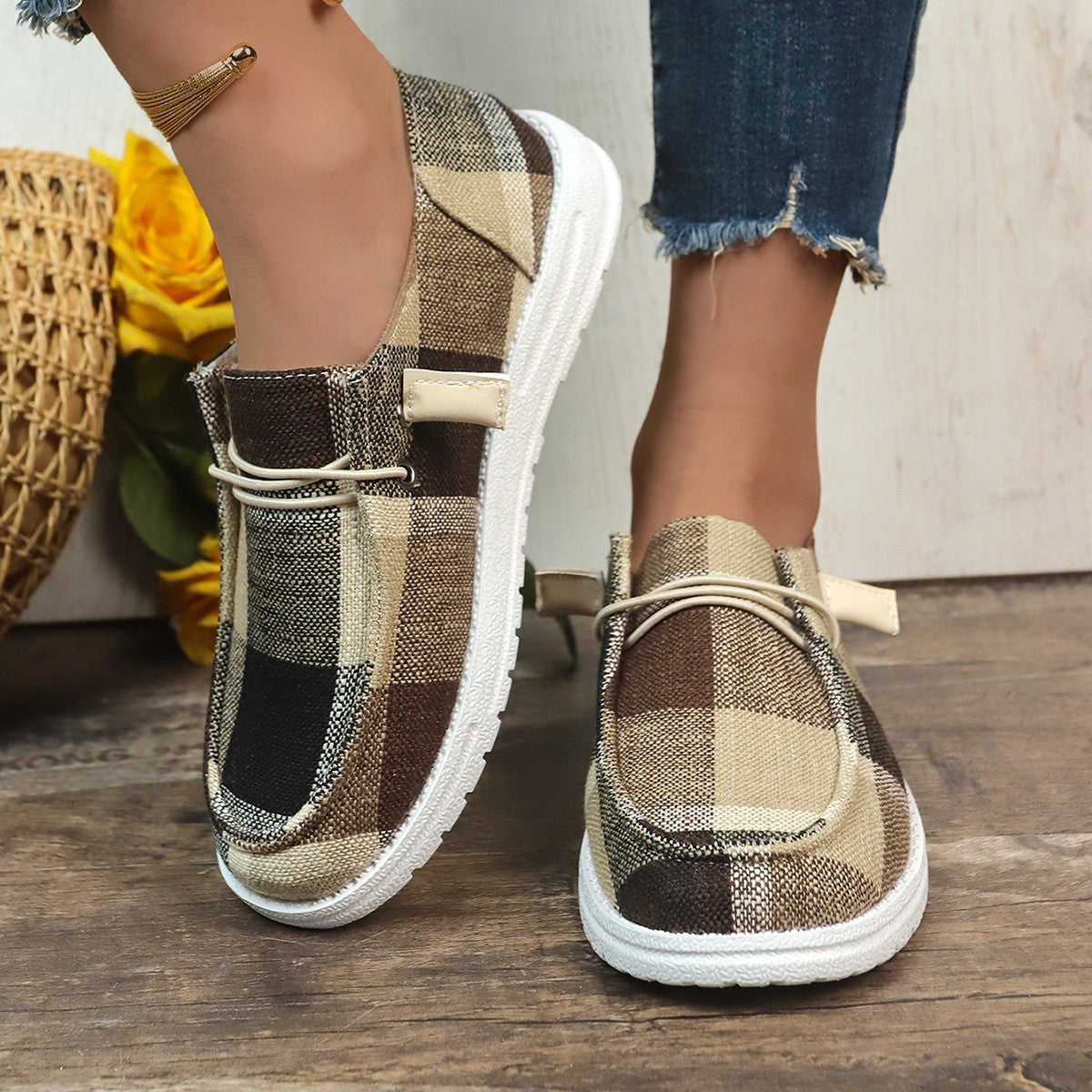 Scarpe da ginnastica piatte in tela con motivo a quadri di Valstrend, comode e eleganti, ideali per un look casual e alla moda.