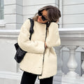 Cappotto beige in lana di agnello con patchwork rotondo, collo alto e vestibilità ampia, di marca Valstrend shop.
