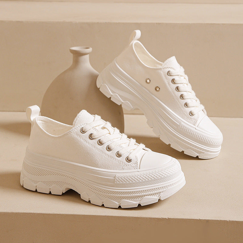Scarpe in tela casual e versatile di Valstrend Shop, modello elegante con suola bianca e design moderno.