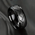 Anello diagonale curvato nero puro di Valstrend, anello elegante con design diagonale e finitura lucida nera.