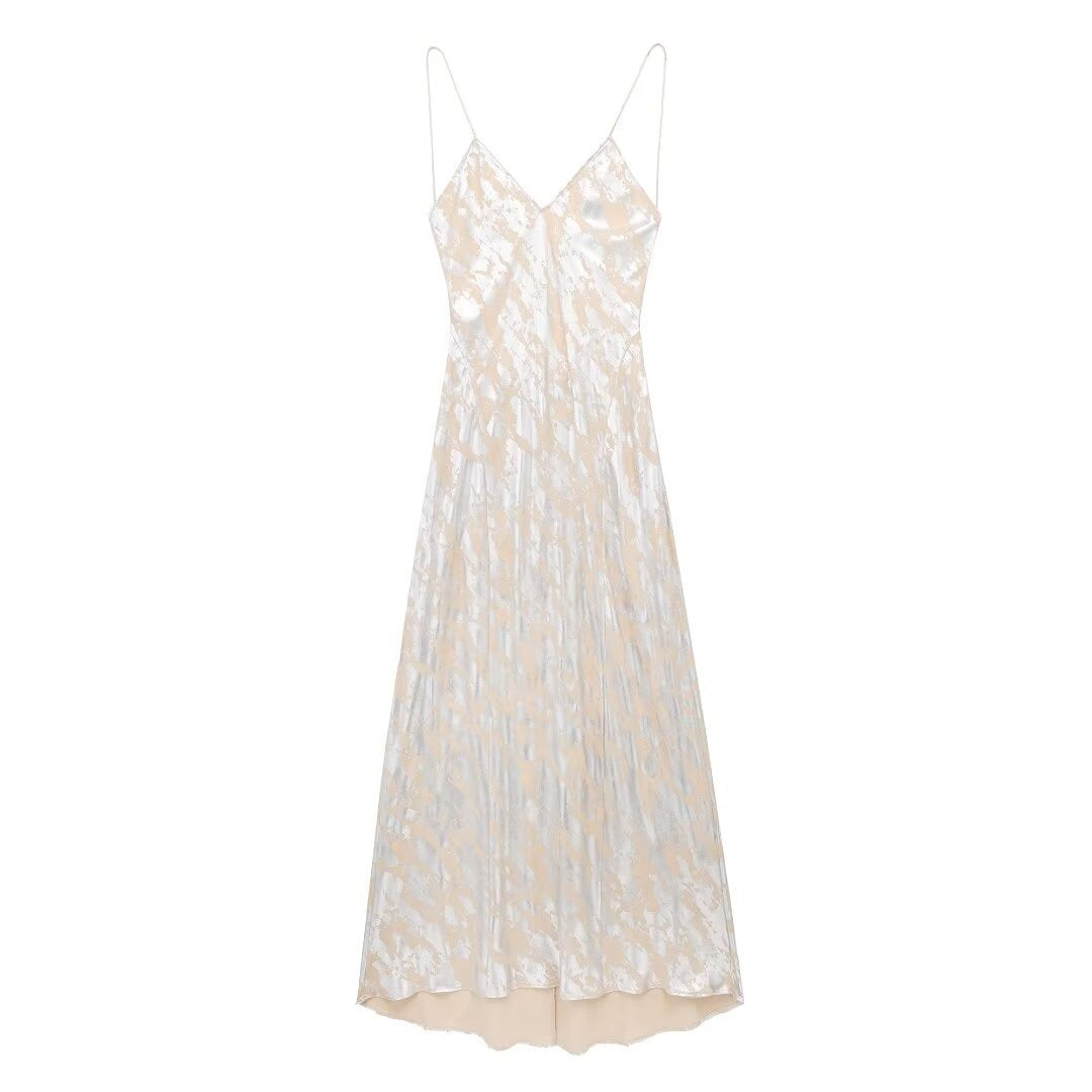 Vestito donna Valstrend con stampa in metallo e foil, intimo aderente e moderno, mostra dettagli della gonna e tessuto lucido.