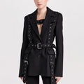 Giacca donna Valstrend con design slim, cintura stretta, borchie decorative e stile elegante, ideale per look alla moda.