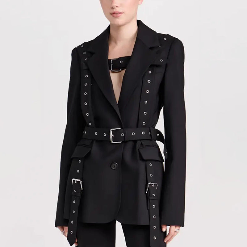 Giacca donna Valstrend con design slim, cintura stretta, borchie decorative e stile elegante, ideale per look alla moda.