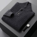 Maglione da uomo in cashmere puro invernale con colletto a reverso, marca Valstrend, mostra il tessuto morbido e dettagli eleganti