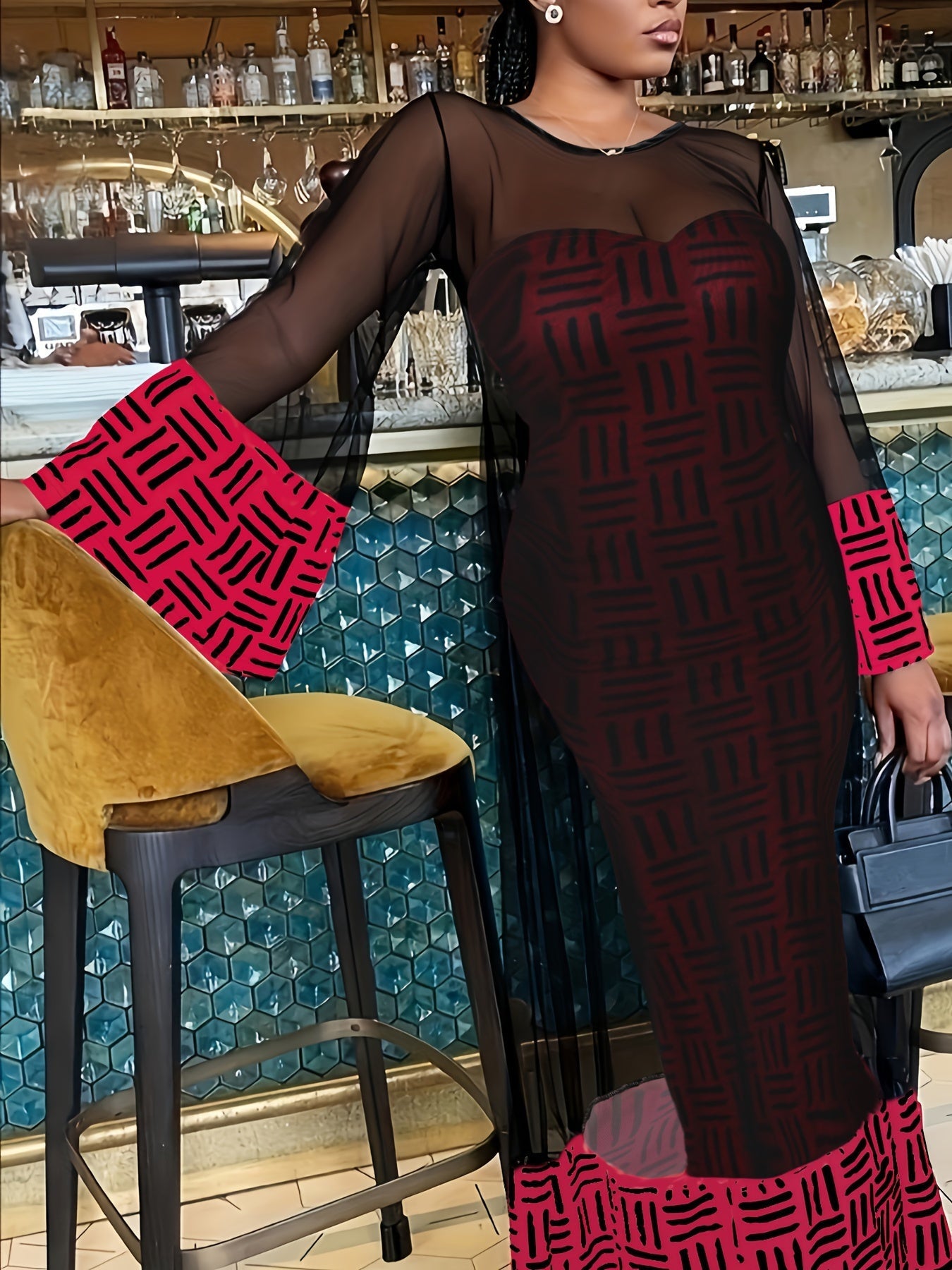 Completo femminile Valstrend con copertura in mesh semi-trasparente e abito a tubo con motivo geometrico, adatto per autunno e primavera