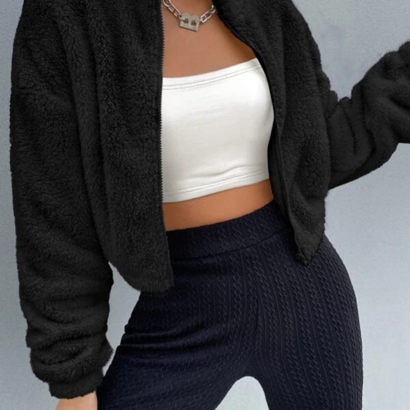 Giacca corta autunno-inverno Valstrend con zip, interno peloso e comoda, ideale per il tempo freddo, stile casual e caldo.