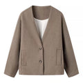 Cappotto di lana donna con scollo a V morbido e largo, in stile casual, in tessuto caldo color grigio chiaro.