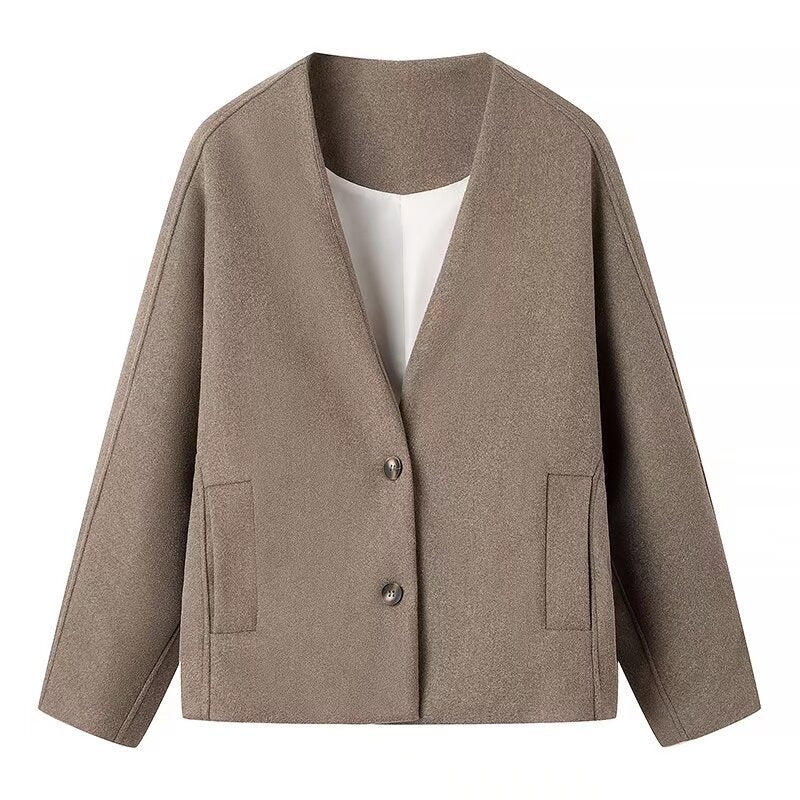 Cappotto di lana donna con scollo a V morbido e largo, in stile casual, in tessuto caldo color grigio chiaro.