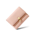 Portafoglio femminile Valstrend mini tri-fold con cuore, design carino e compatto, aperto che mostra scomparti per carte e contanti.